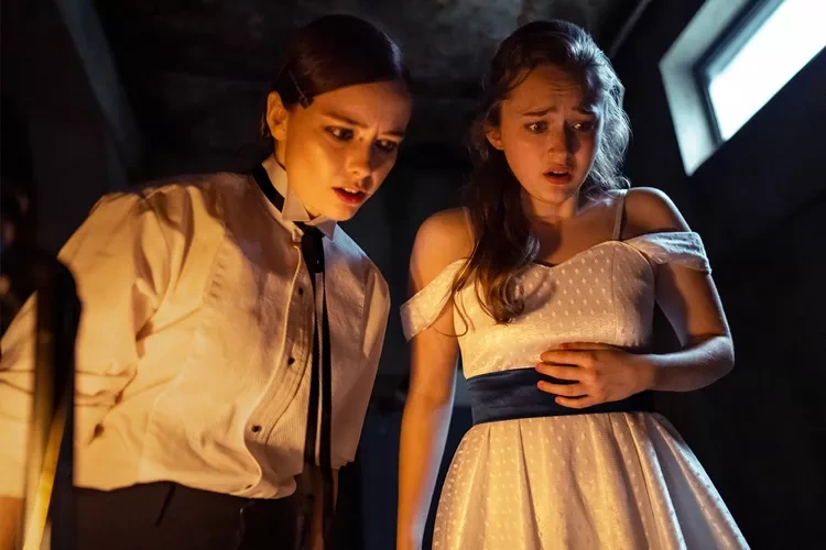 India Fowler andSuzanna Son in 'Fear Street: Prom Queen" (Netflix)"