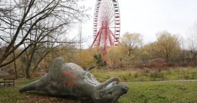 Spreepark Berlin - Dinosaur Near Ferris Wheel